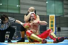 ゼインを絞め上げるオーカーン