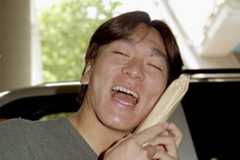 ビデオを摺り寄せるこの表情もウソだというのか…