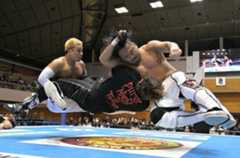 チェーズ・オーエンズを攻める後藤洋央紀（右）とYOSHI－HASHI（左）