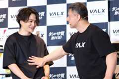 腹筋をチェックしてもらう菊池風磨