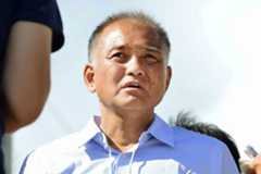 阪神キャンプを視察する三井スコアラー（２０１３年、沖縄・宜野座村球場）