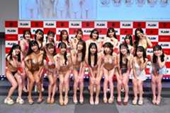 会見に登場したミスFLASH2026のファイナリストたち。前列左から生田ちよ、瀬名葵、菜花、佐々木明音、板野優花、八束くるみ、美波那緒、末永もも、永野由依、綺美おと 。後列左から玲音、矢沢めい、しんじゅ、星香、市川じゅな、田中ひなこ、Nano、赤枝真琴、堀内佑琳加