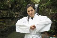 林下詩美へのワールド王座戦を前に、滝行で気合を入れ直した青野未来