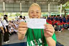 現地の子供から手紙を受け取り、笑顔の神取忍