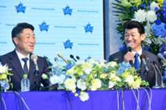 相川亮二新監督(左)と三浦大輔監督