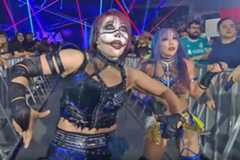 ベルトを巻くポーズをとるアスカ(左)とカイリ・セイン（©AbemaTV, Inc.）