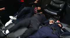 ローマン・レインズ（左）はブロンソン・リード（中）と警官をまとめて場外バリケード葬(©AbemaTV,Inc.）