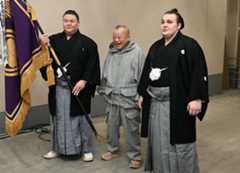 笑福亭鶴瓶(中)と記念撮影する安青錦(右)。左は義ノ富士