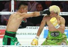 那須川天心の顔面にストレートを叩き込む井上拓真