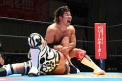 Yuto-Ice(下)をアームロックでタップさせた上村優也