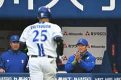 ６回この日２本目となる本塁打を放った筒香（中）を迎える三浦監督（右）