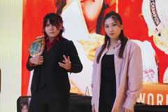 調印式に出席した林下詩美（左）と青野未来