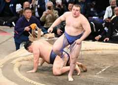 九州場所で初優勝し、大関昇進を決めた安青錦(右)
