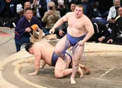 九州場所で初優勝し、大関昇進を決めた安青錦(右)