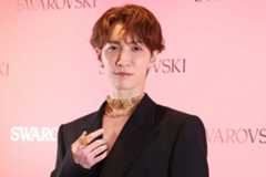 スワロフスキーを見せつけるSnow Man渡辺翔太