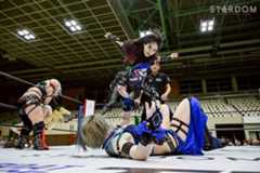 試合後、安納サオリを踏み付ける上谷沙弥（©スターダム）