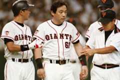 左腕に死球を受けた落合博満を心配する鴇田さん（右＝1994年、東京ドーム）