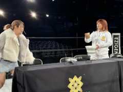 茶色い液体を飲む石川奈青（右）にドン引きの桜井麻衣