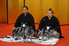大関昇進会見を行う師匠の安治川親方（左）と安青錦