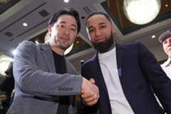 昨年３月、会見を終えたネリと握手する山中慎介氏