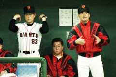長嶋監督（右）を支えた山本コーチ（左手前＝1993年4月、東京ドーム）