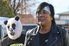 大仁田厚（右）のセコンドにつくパンディータ