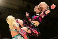 UN王者のビクトリア弓月(左)に猛攻を仕掛けるツインスター王者・松井珠紗