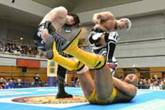 ２人がかりで本間朋晃(下)をいたぶるOSKAR(左)とYuto-Ice