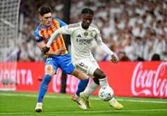 レアル・マドリードでボランチを務めるMFカマビンカ(手前=ロイター)