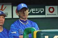 厳しい表情のDeNA・三浦大輔監督