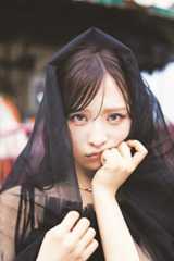 小栗有以の初スタイルブック「ＡＢ型の左利き」の第２弾先行カット（撮影/大辻隆広）