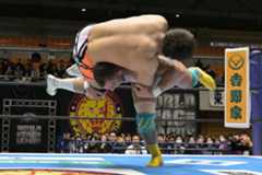 ベテラン・小島聡(中)を合体技で攻めたてる矢野通(下)とボルチン・オレッグ