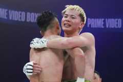 称え合う那須川天心(右)と井上拓真