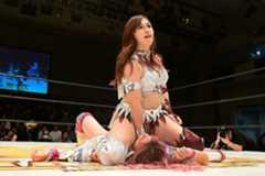 後藤智香を押さえつける青野未来