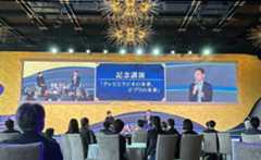 記念講演を行ったジブリパーク監督の宮崎吾朗氏（右）