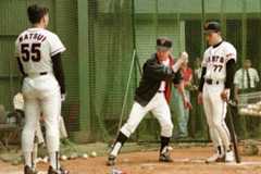 松井秀喜（左）を指導する長嶋監督。淡口コーチ（右）はいつも立ち会っていた（1993年）　