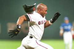 一塁に駆け込むマックのヘルメットがポロリ（1995年、東京ドーム）