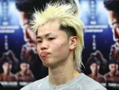 試合後の会見で記者の質問に答える那須川