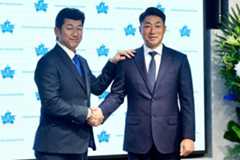 相川新監督（右）にエールを送った三浦前監督