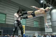 OSKAR(左)にドロップキックを放つSANADA