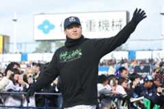 ファンの声援に応える村上宗隆