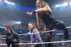 場外のMFTを挑発する中邑真輔(右)。左はアレックス・シェリー、中央はサミ・ゼイン（©AbemaTV,Inc.）