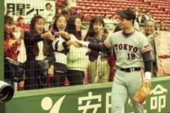 ファンと気軽に握手する桑田、※写真と本文は直接関係はありません（1991年）　