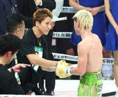 試合後、拓真のセコンドについた井上尚弥(左)と握手する那須川天心