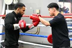 田中恒成（右）と練習するルイス・ネリ