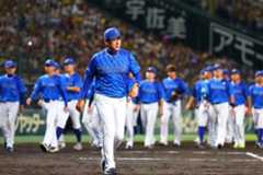 ファンにあいさつしグラウンドから去る三浦大輔監督