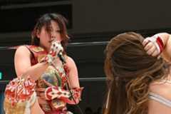 前哨戦に勝利した林下詩美（左）