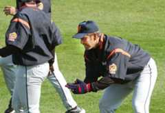 タフィ・ローズ（左）に狙いを定める清原（２００４年２月、宮崎）