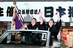 優勝パレード出発する安青錦。旗手は義ノ富士