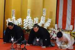 伝達式で口上を述べる安青錦